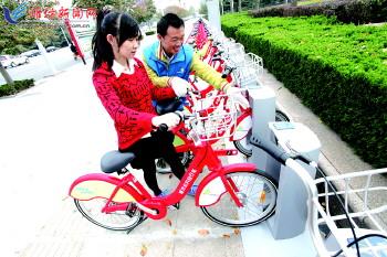 工作人員指導(dǎo)市民取車。記者 張馳