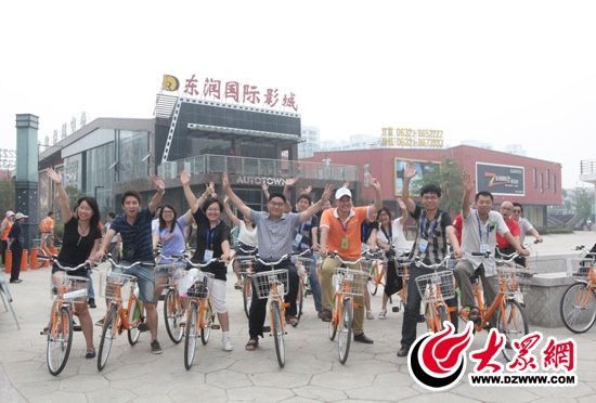 采訪團(tuán)記者做好準(zhǔn)備體驗(yàn)公共自行車。 記者 郭豪 攝。